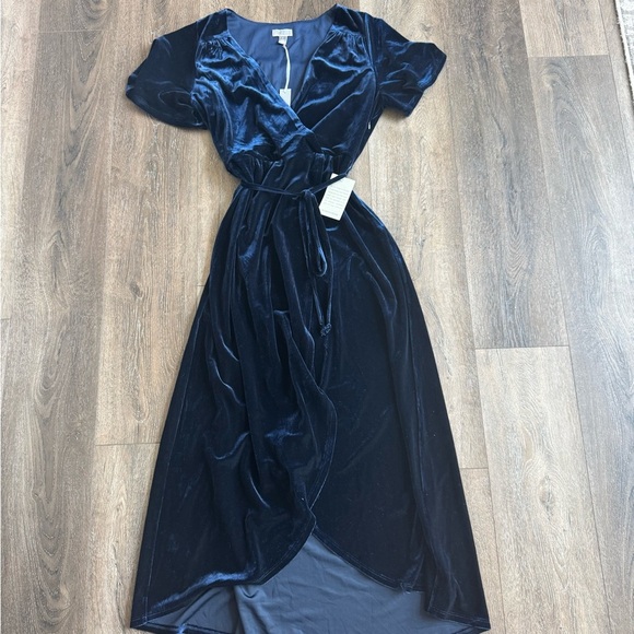 Chelsea28 Navy Blue “velvet” like material dress. New with tags! Women’s size M. - Picture 2 of 13